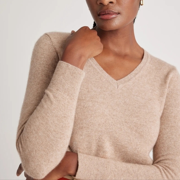 Quince Oatmeal Beige 100% Mongolian Cashmere V-Neck Sweater Classic Staple - Picture 4 of 9